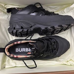 Burberry low top sneaker